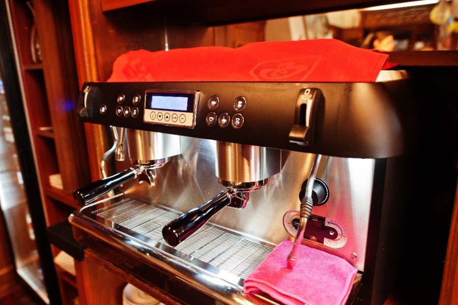 Bouton de réinitialisation sur un appareil Philips 1200 utilisé pour tenter d’éteindre les voyants clignotants