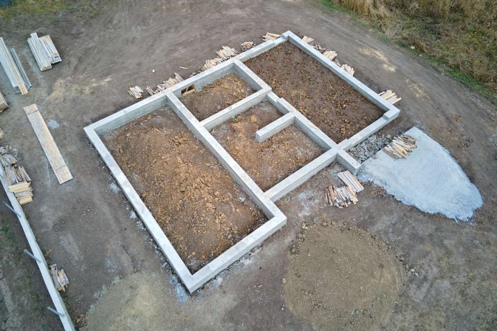 Une dalle en béton posée sur une fosse septique pour répartir les effluents sur le sol