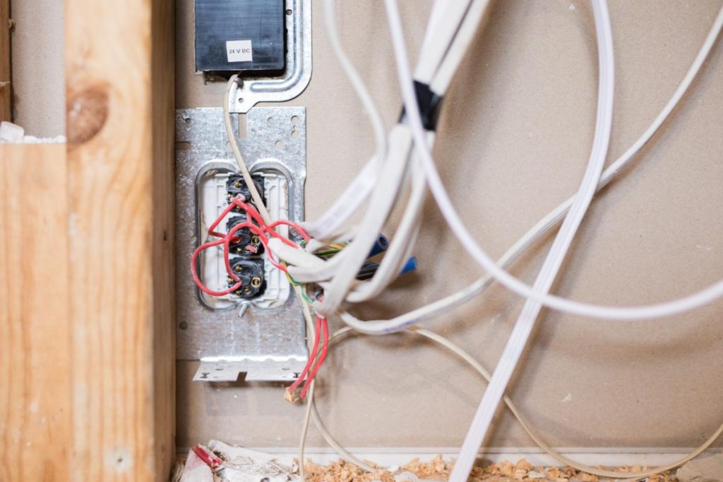 Branchement d'une prise électrique à 9 fils