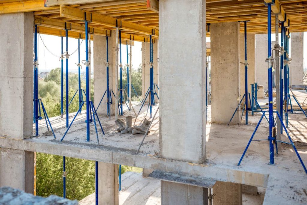 Des coffrages installés sur un mur en béton