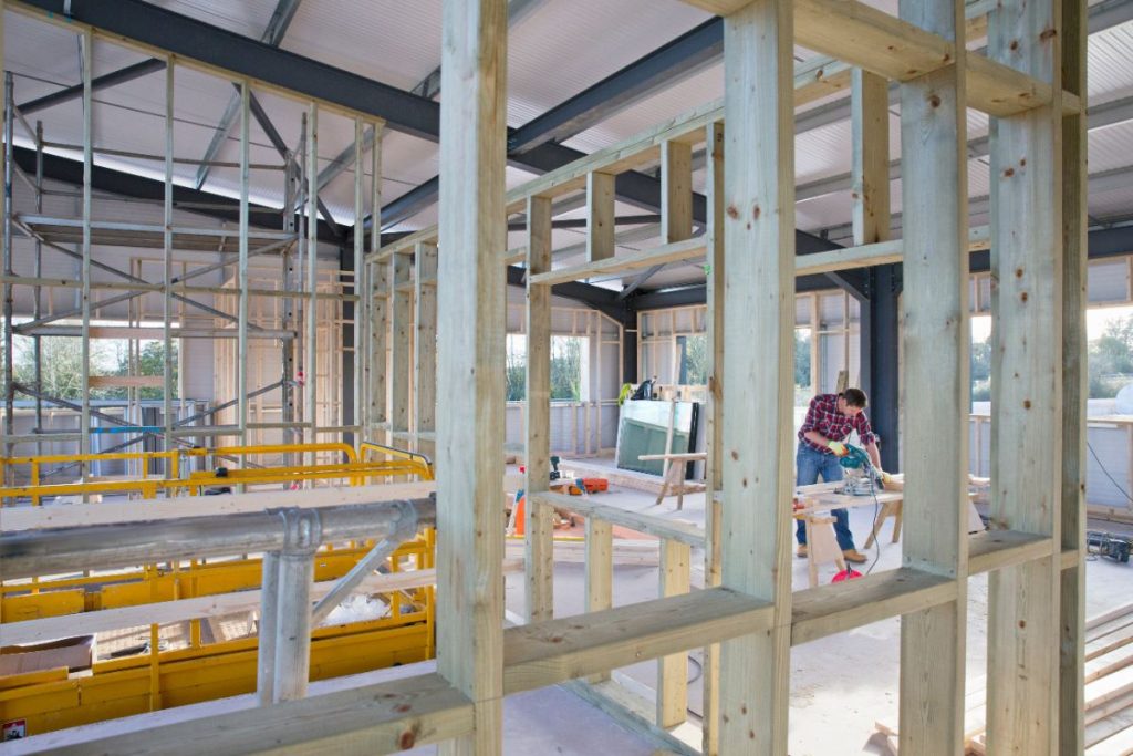 Travaux de construction de mur en béton
