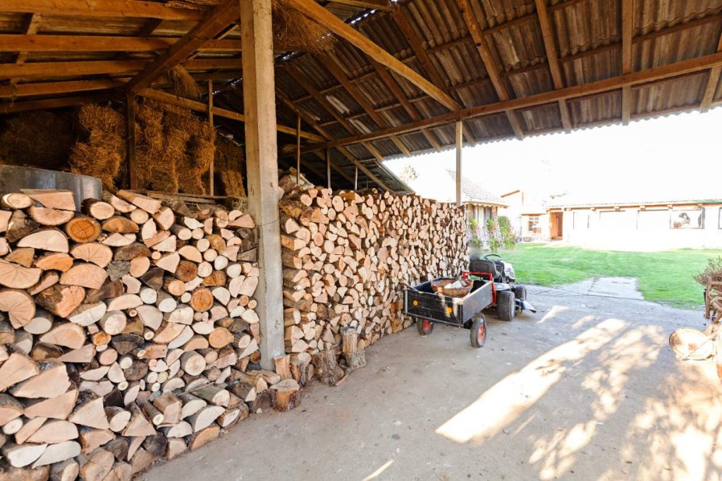 Bois de laurier empilés pour le séchage