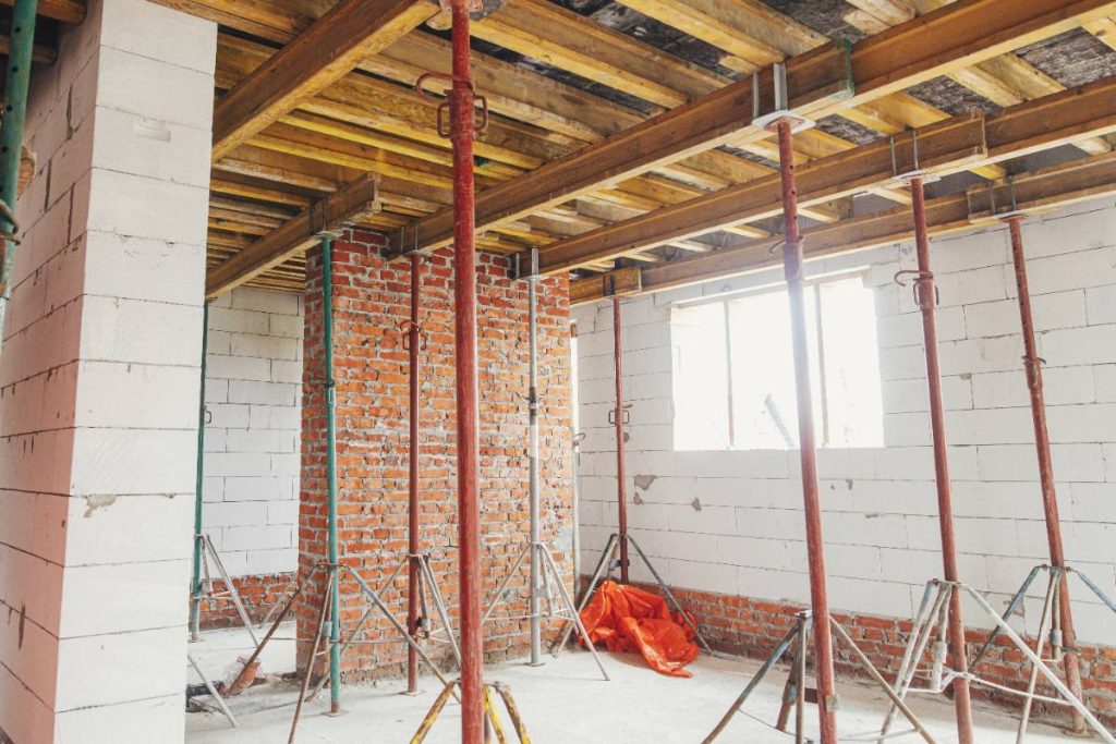Des coffrages réalisés dans un chantier