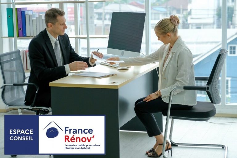Entretien dans un espace conseil France Rénov'
