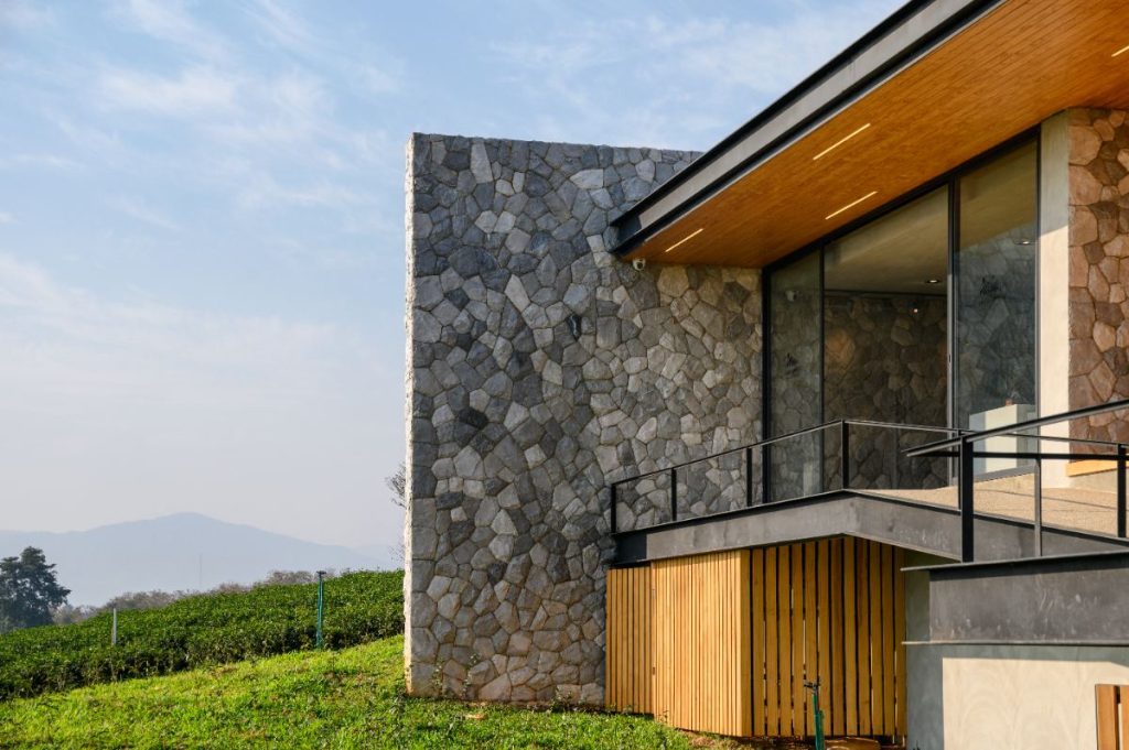 Maison moderne avec du mur en pierre et de lame d'air
