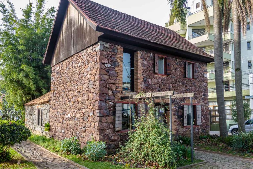 Une ancienne maison réalisé avec du mur en pierre 