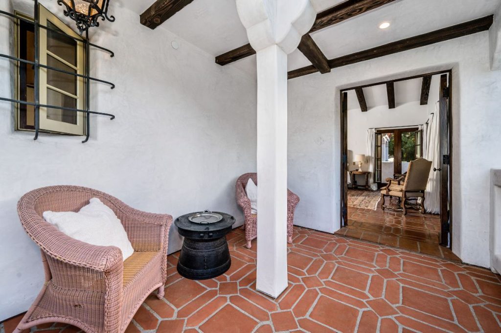 Sol en tomette à l'intérieur d'une maison