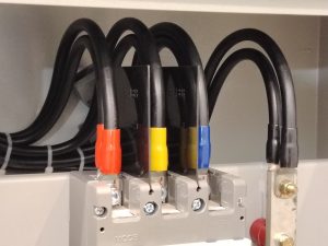 Comment brancher un moteur 220V monophasé à 3 fils ?