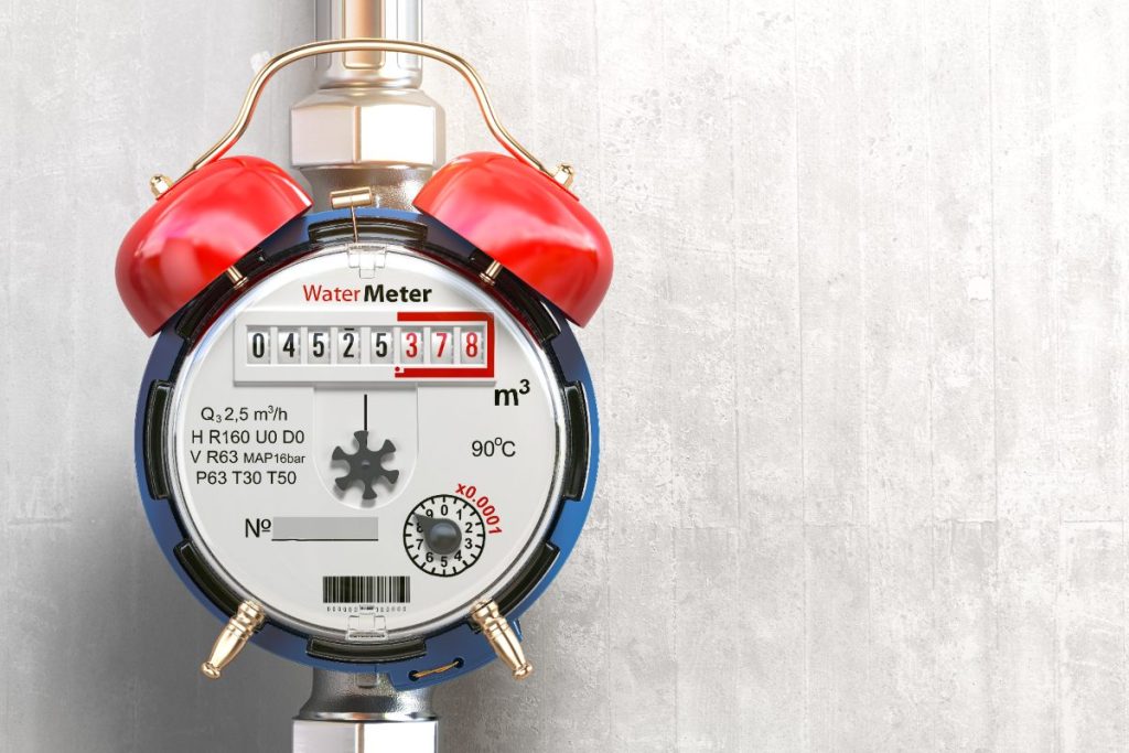 Un compteur d'eau extérieur cassé