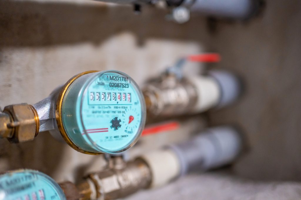 Un compteur d'eau extérieur installé 
