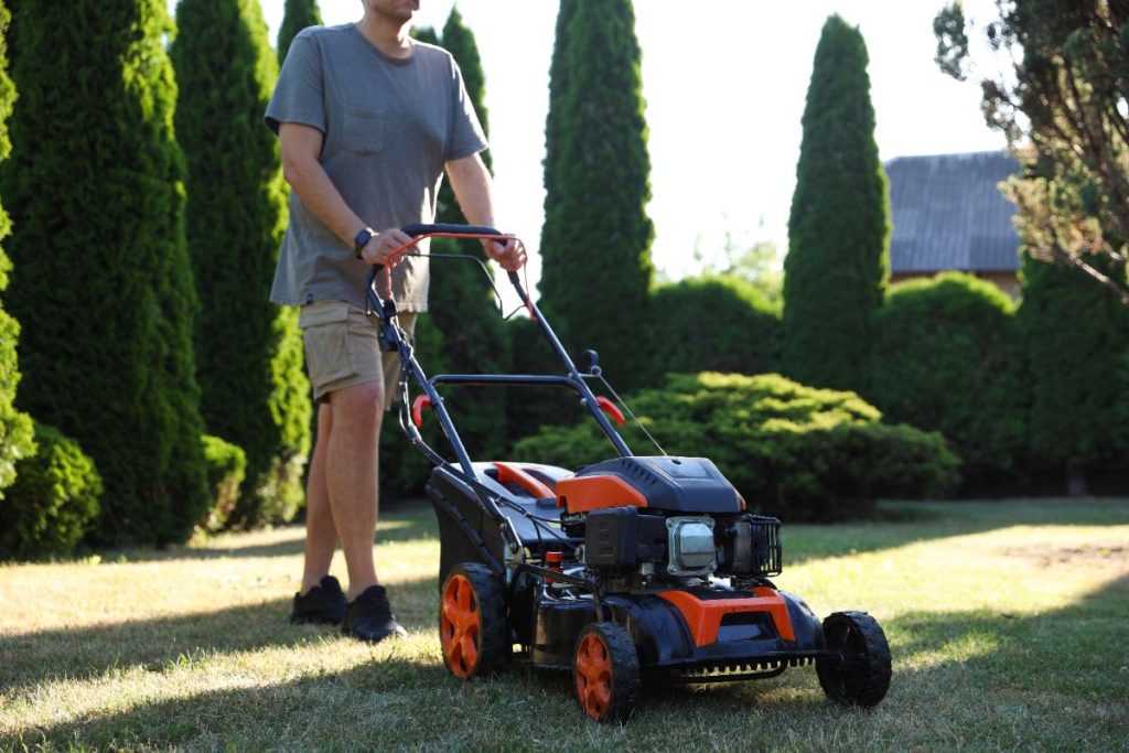 Un homme utilisant un outil de jardinage de marque Feider dans son jardin