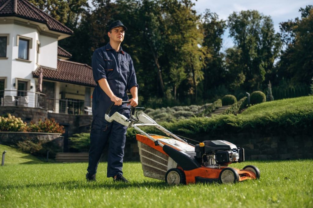 Un jardinier travaillant au jardin avec un outil de marque Feider