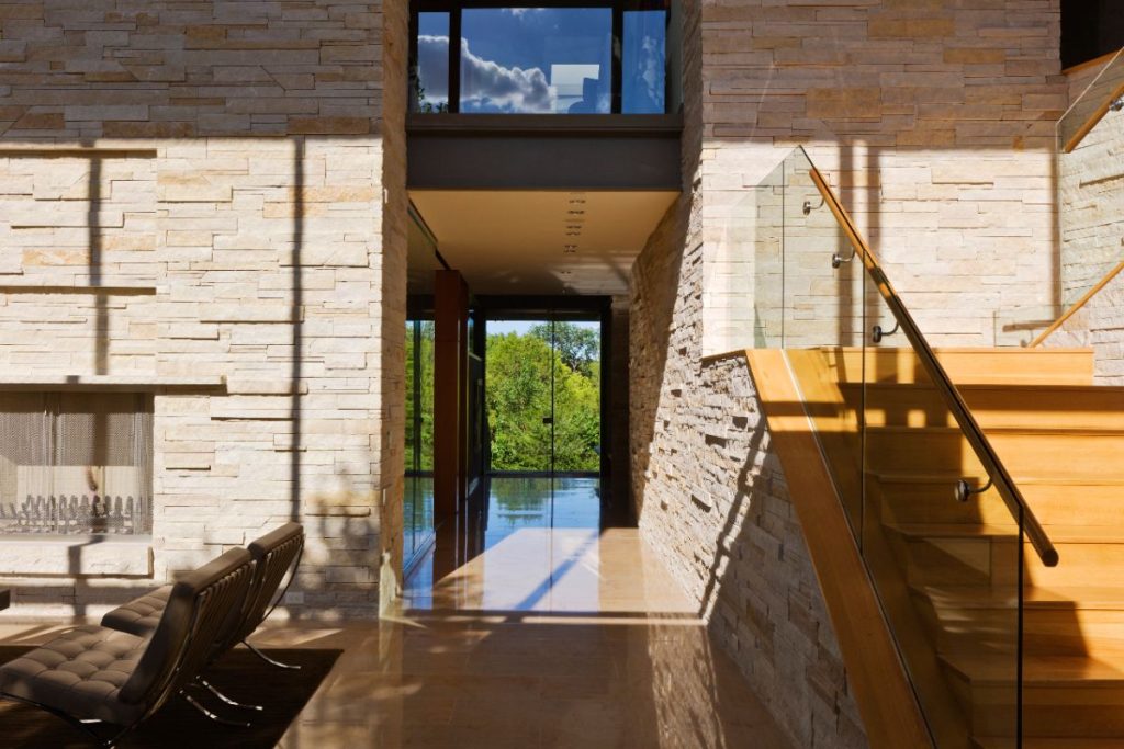 Une belle maison avec du mur en pierre et d'une lame d'air