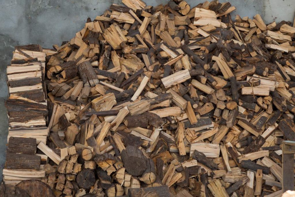 Des bois de chauffage mimosa sec