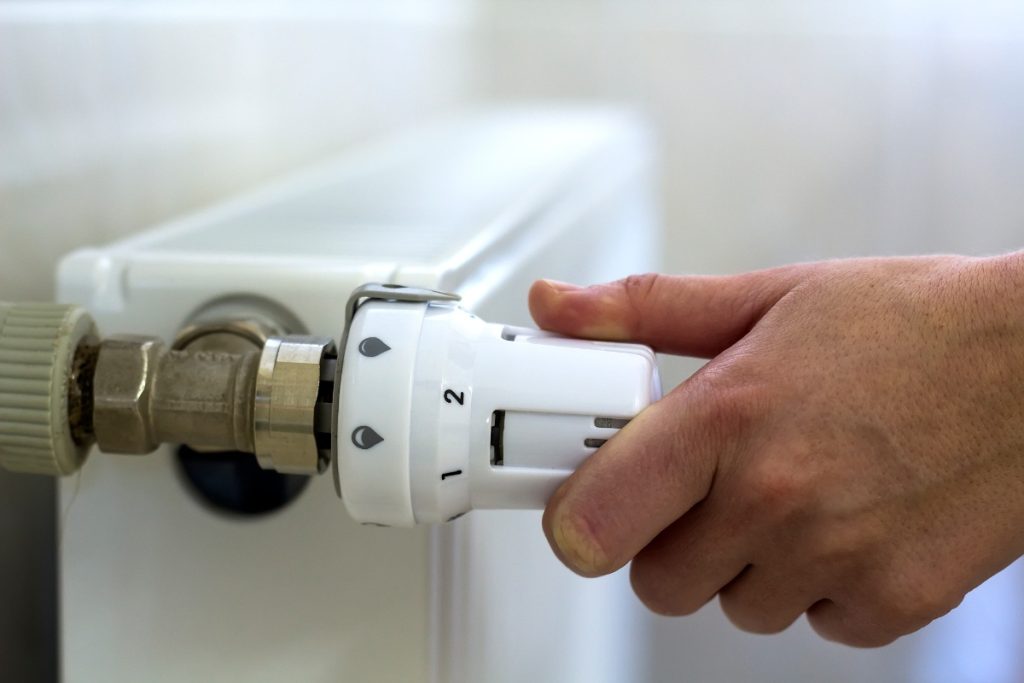 Une personne qui change le robinet du radiateur de chauffage