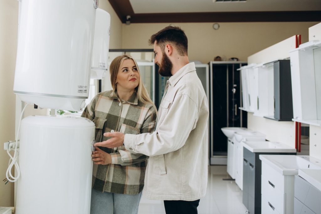 Deux personnes choisissant un convertisseur d'eau 