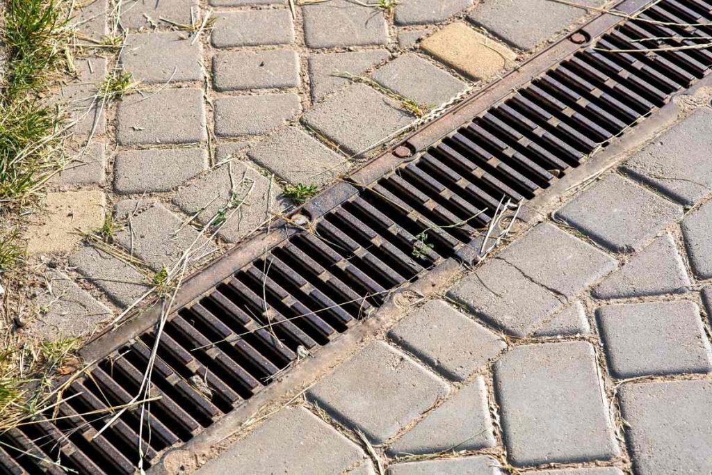Un drainage sans tuyau installé dans la cour