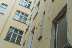 Comment réparer un crépi de façade qui se décolle ?