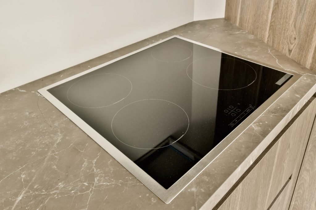 Une plaque induction installée dans la cuisine