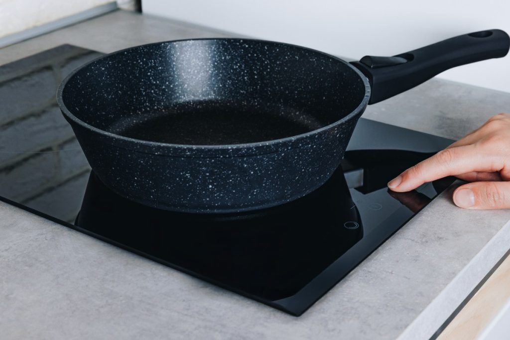 Un poêle sur une plaque induction