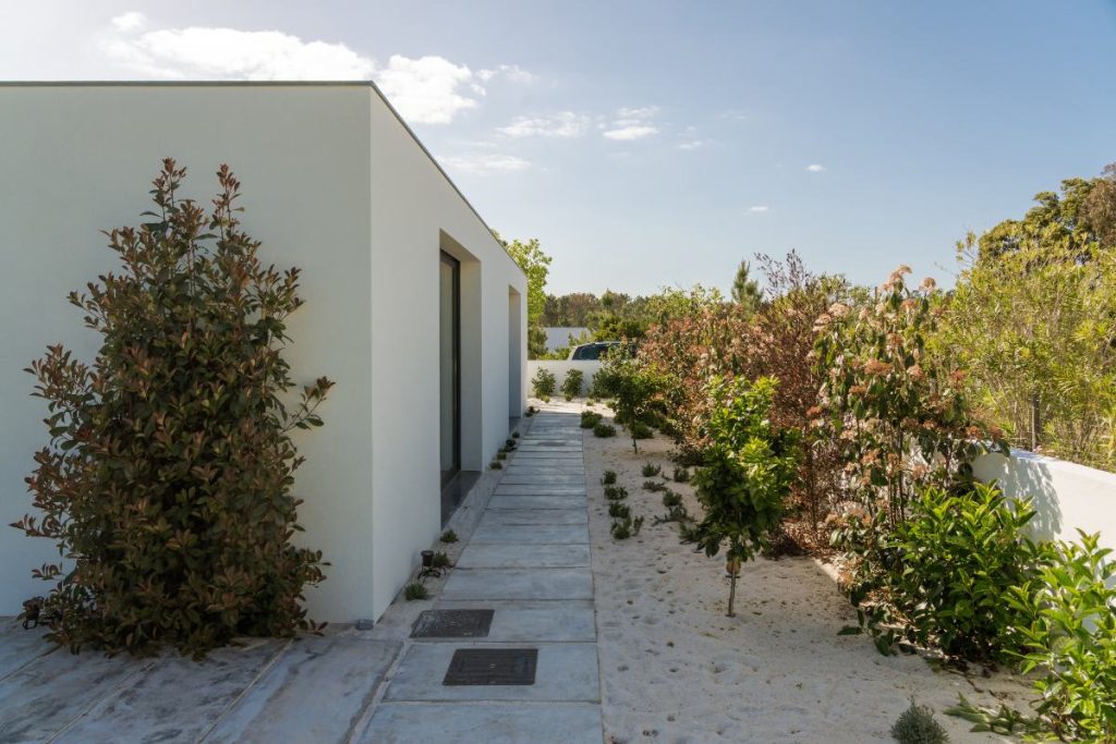 Une belle maison entourée par un trottoir