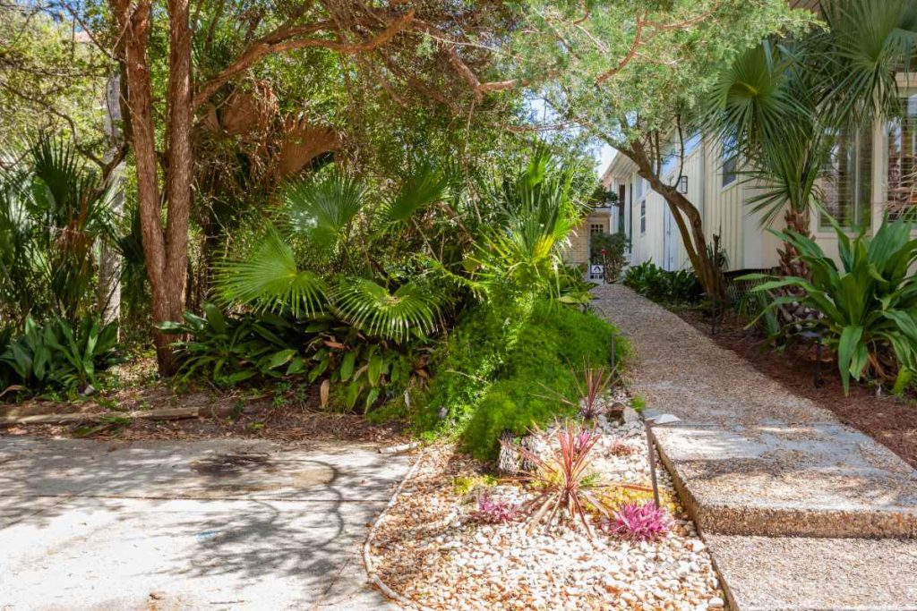 Une allée et un trotoir construit autour d'une maison