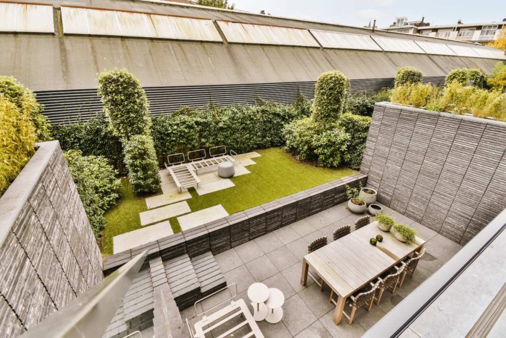 Une belle terrasse près du jardin