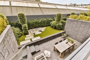 Comment aménager une terrasse sur deux niveaux de façon esthétique et pratique ?
