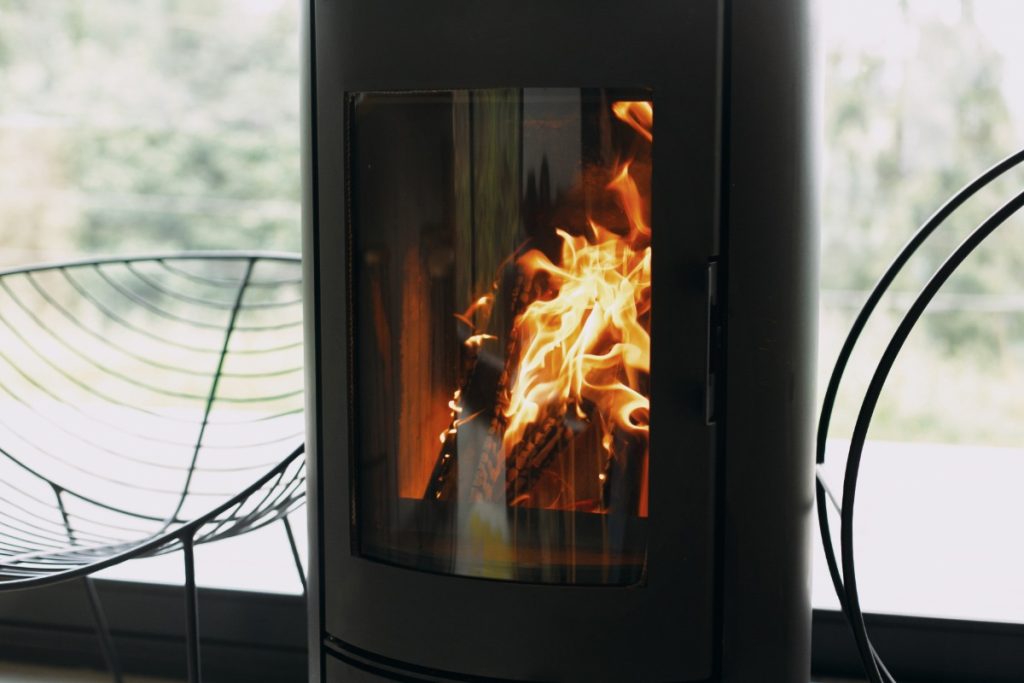 Feu allumée dans une cheminée