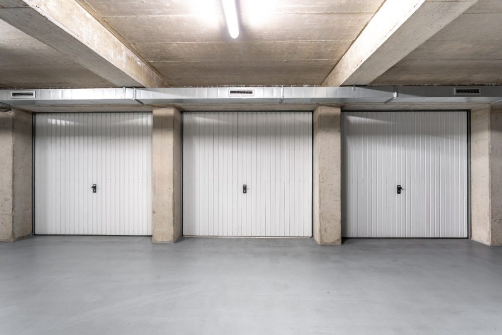 Un garage spacieux avec trois portes