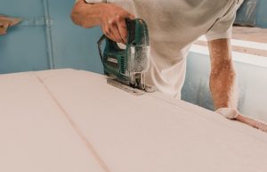 Quelle est la technique pour couper proprement une plaque de plâtre déjà installée ?