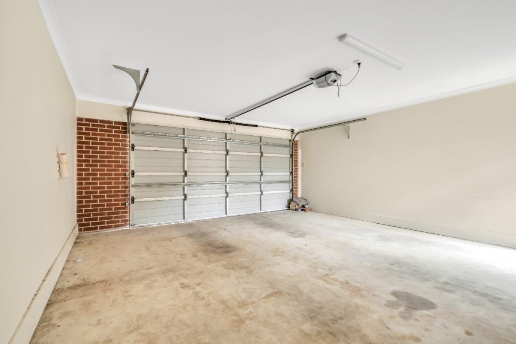 Intérieur d'un garage vide