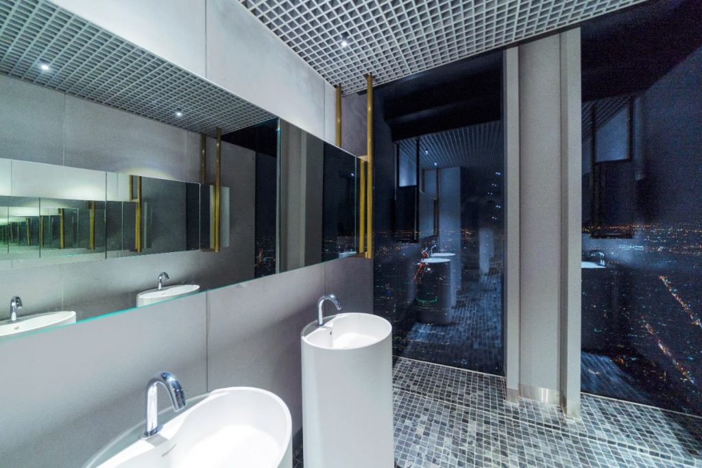 Intérieur d'une salle de bain moderne