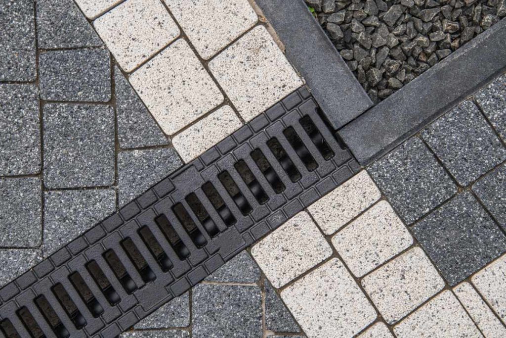Un système de drainage installé dans la cour