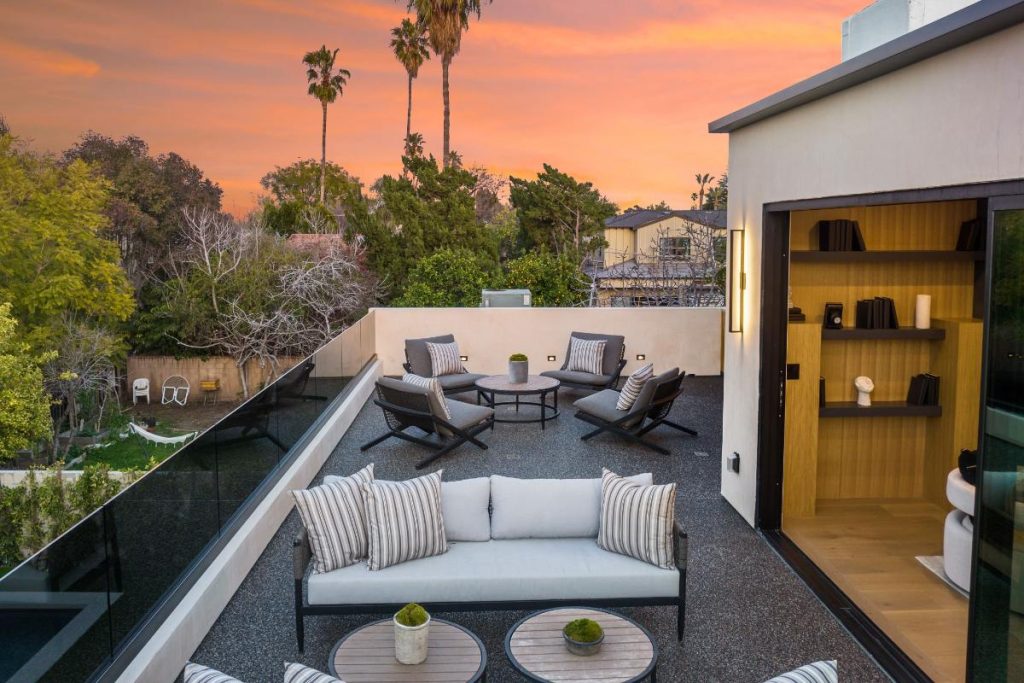 Une terrasse avec des meubles d'extérieur