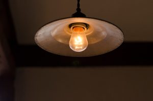 Pourquoi une ampoule ne s&rsquo;allume-t-elle pas alors que le courant est bien présent ?