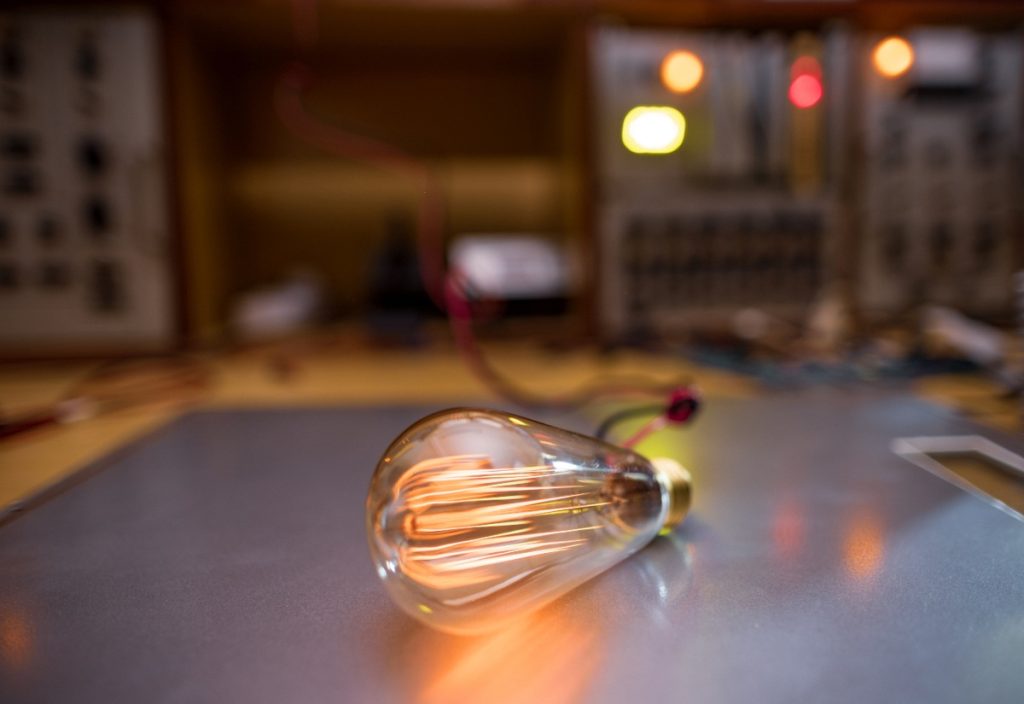 Une ampoule vintage avec des filaments illuminés