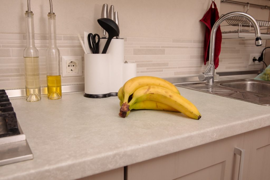 Des bananes mûres sur le plan de travail de cuisine