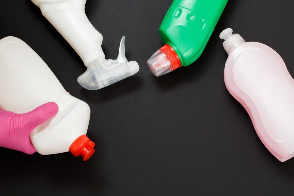Des bouteilles de produits de nettoyage