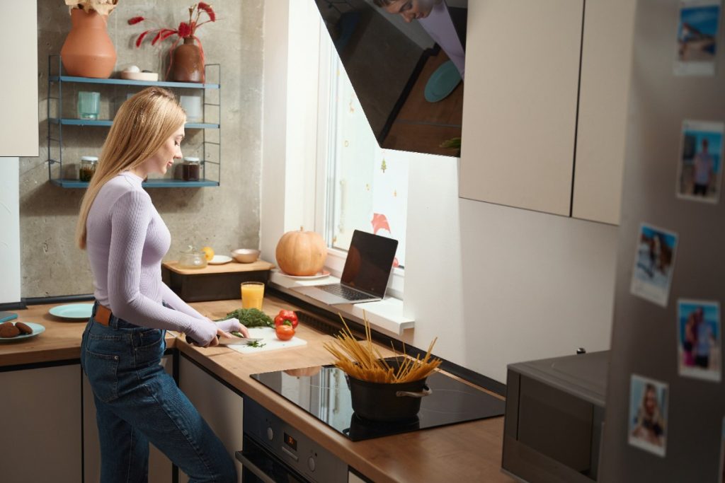 Une femme préparant à manger dans la cuisine