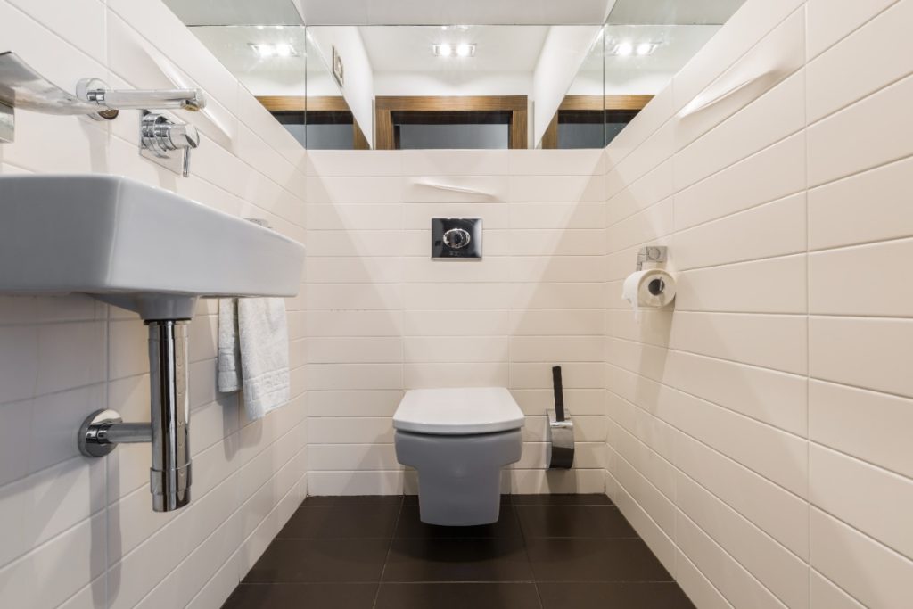 Intérieur d'une toilette propre