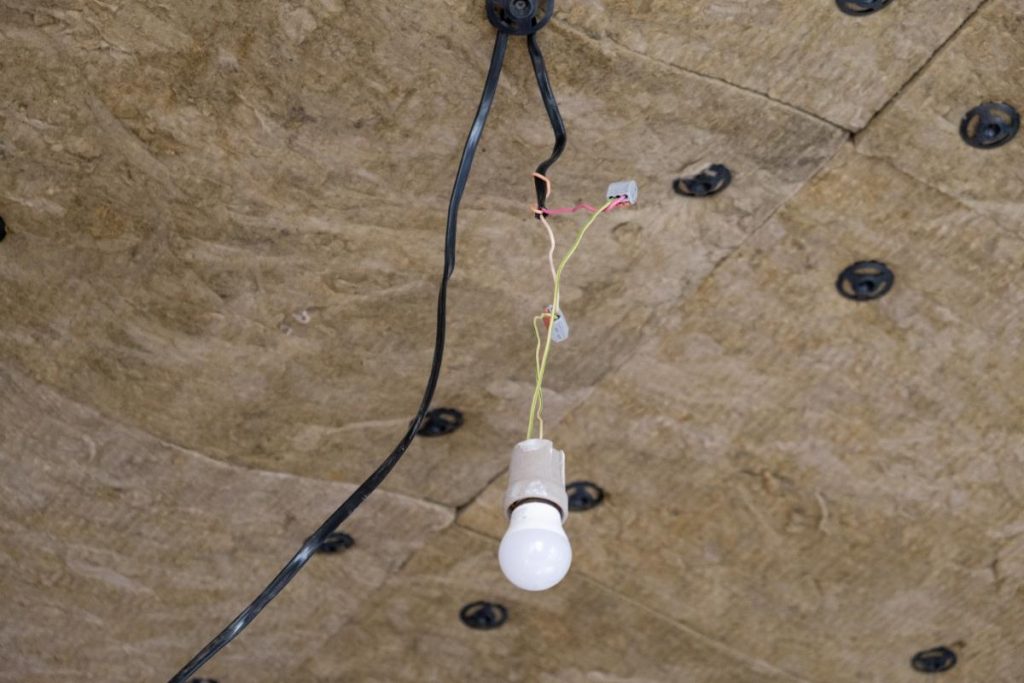 Isolation de construction avec câblage électrique