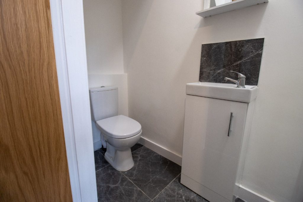 Un lave-main installé dans la toilette