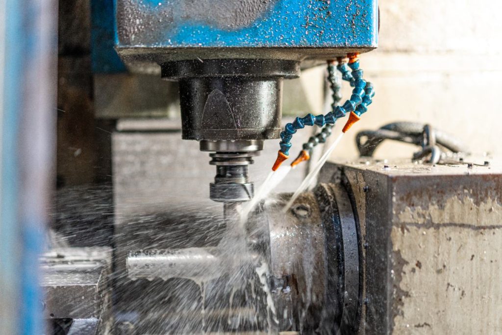 Un outil de coupe de précision en action avec du liquide