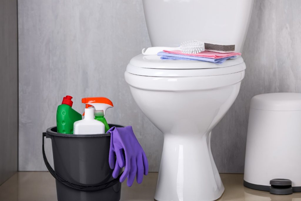 Des produits de nettoyage sur une cuvette de toilette