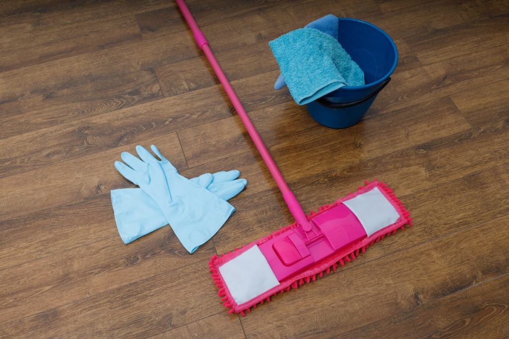 Des produits de nettoyage sur du parquet