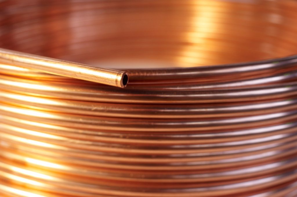 Un grand rouleau de tube en cuivre