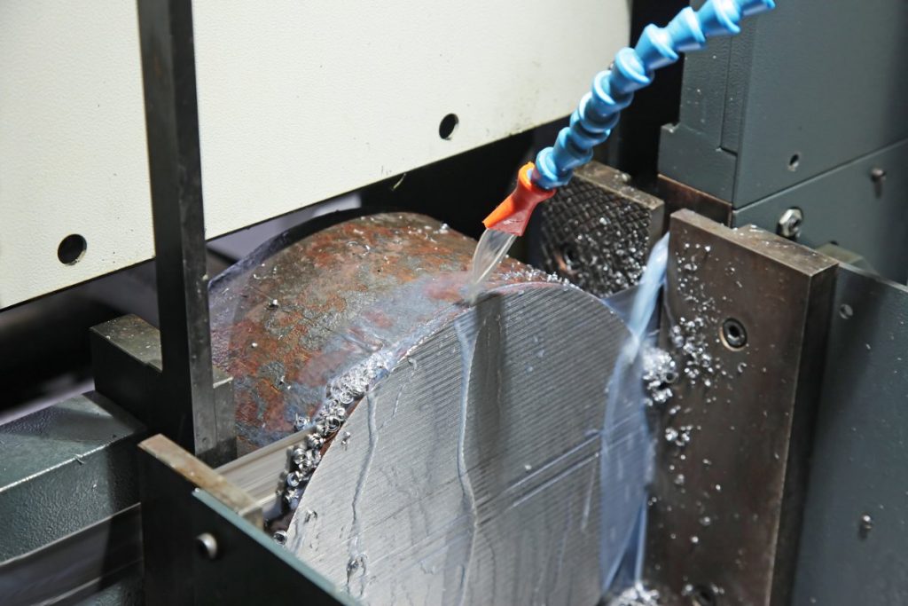 Une scie à métaux coupant la barre en métal