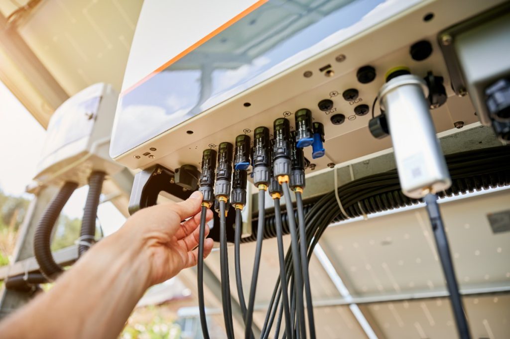 Un technicien vérifiant une installation électrique