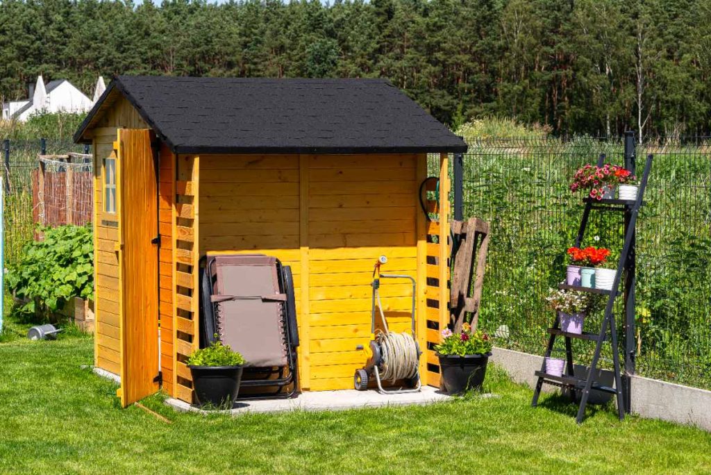 Un abri de jardin en bois